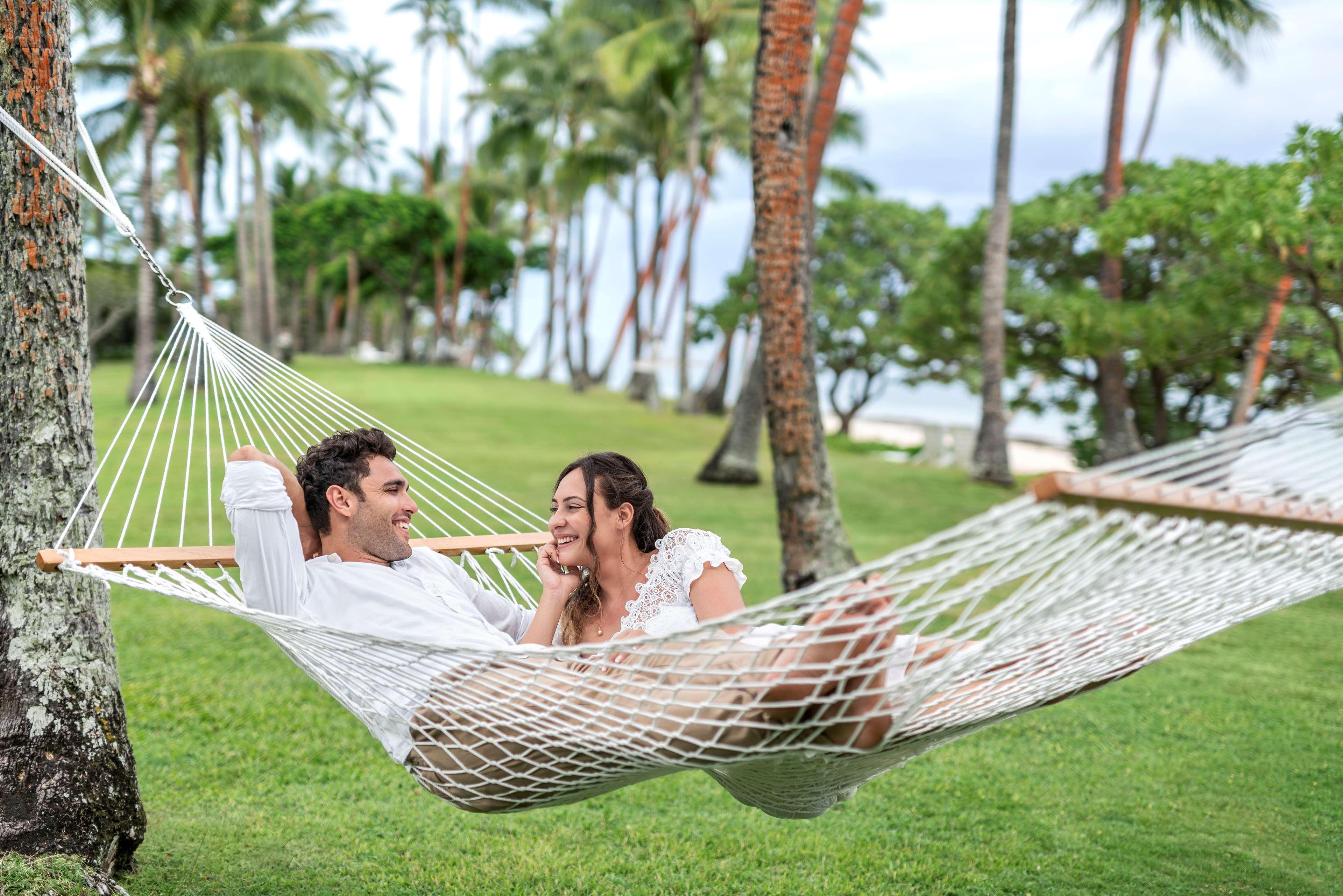 בואה Shangri-La Yanuca Island, Fiji מראה חיצוני תמונה A couple relaxing in a hammock